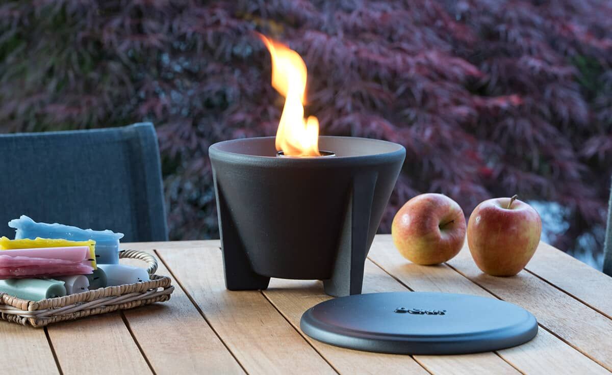 Denk Winterhaubeund Schutzhaubefuer Schmelzfeuer Outdoor CeraLava, liegend neben dem schmelzfeuer