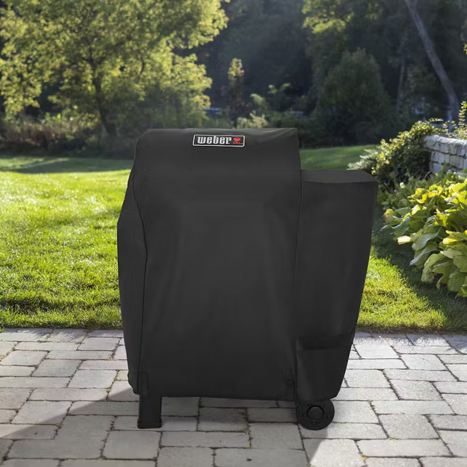 Weber_Premium-Abdeckhaube_Searwood_in the garden