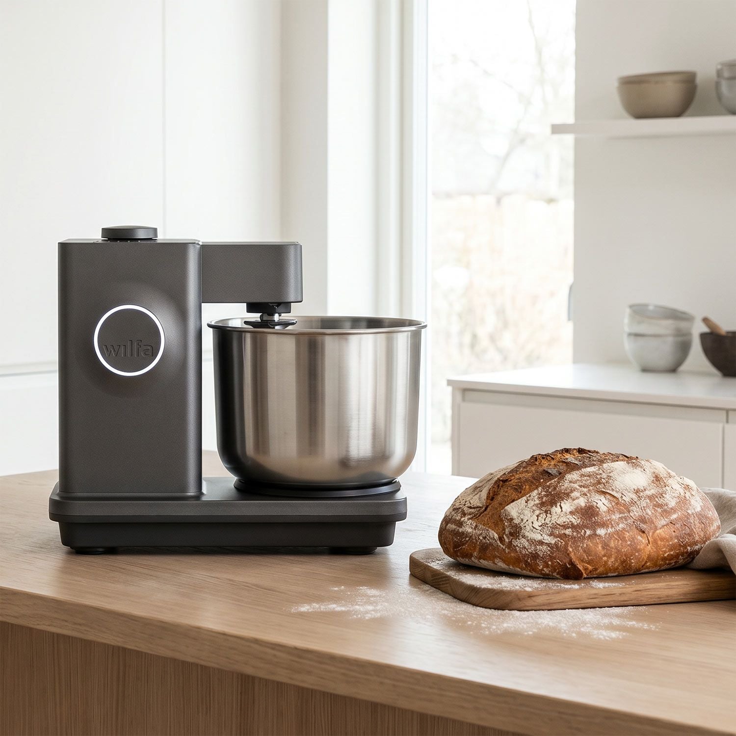 Wilfa Probaker NXT Knetmaschine_detailansicht  zugeklappt mit einem frisch gebackenen brot daneben