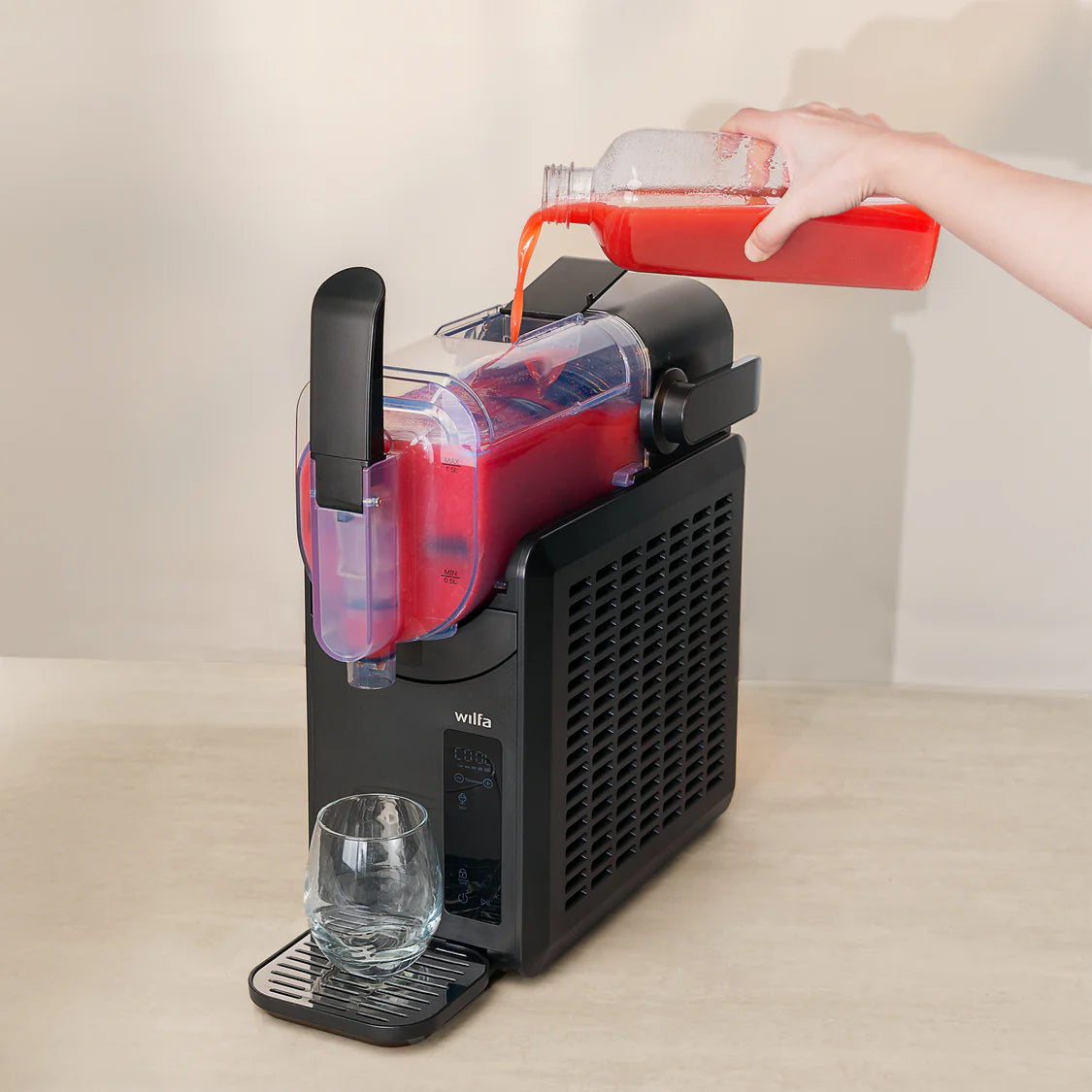 Wilfa_Slush-Machine_Icy_bei_Lebensieschoen_kaufen_frontansicht beim befüllen