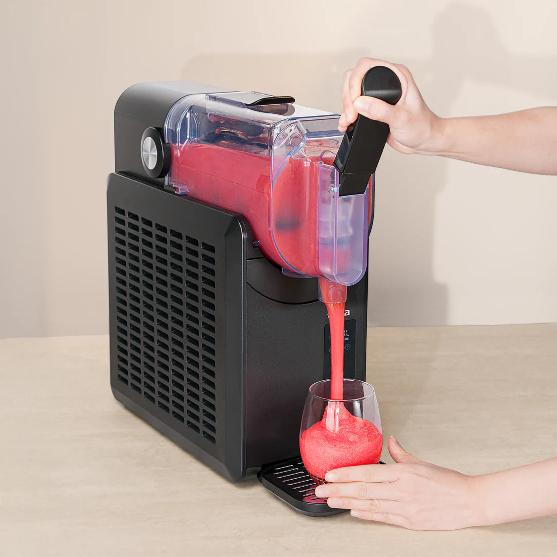 Wilfa_Slush-Machine_Icy_bei_Lebensieschoen_kaufen_front ansicht beim slushy gießen