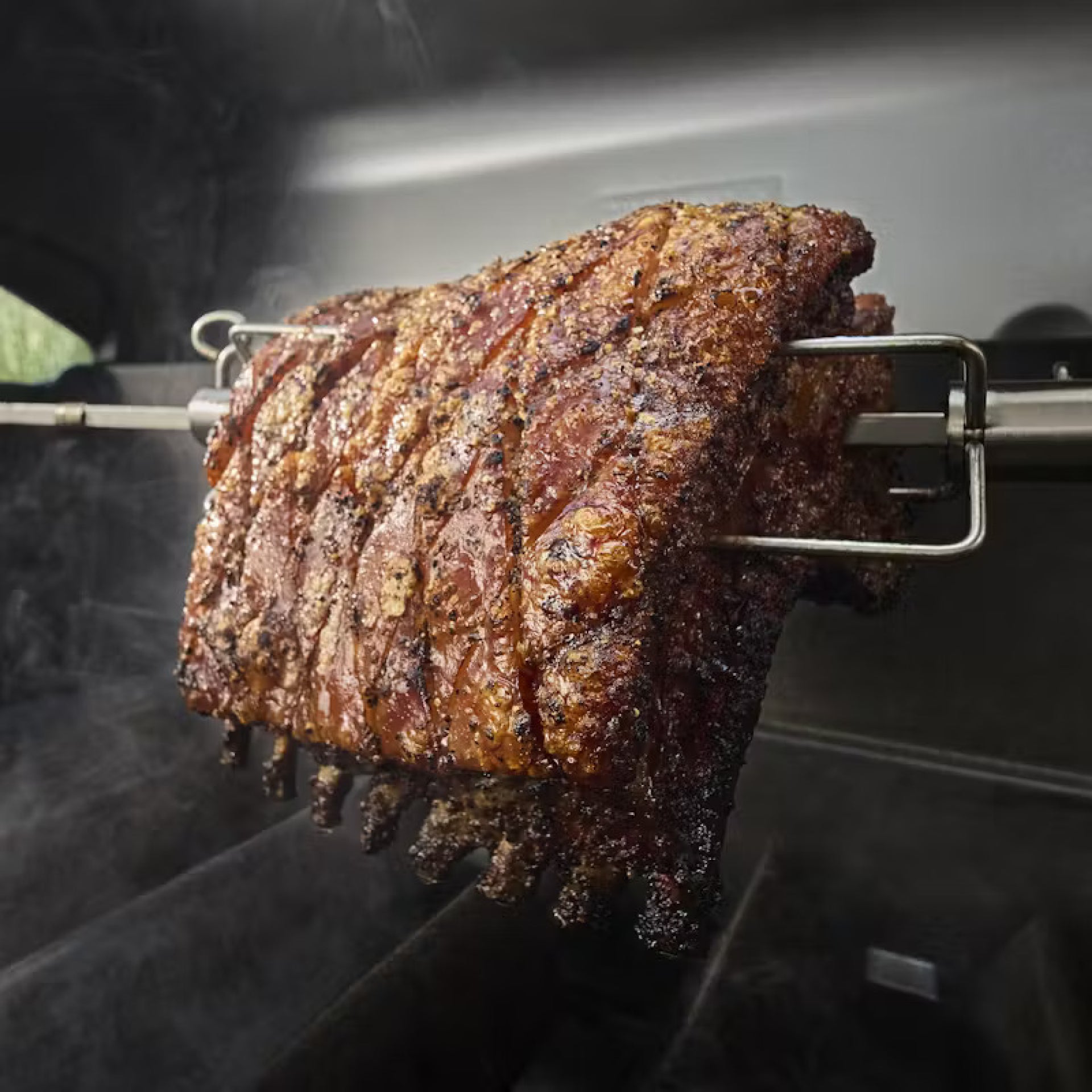 Weber Drehspieß für SEARWOOD XL (2025) während dem braten von fleisch